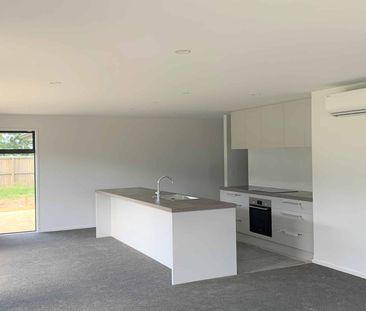 Sunny 4 Bedroom/2 bathroom Home - Photo 4