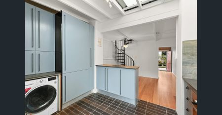 Stunning Sandstone Cottage in Peaceful Central Location - Photo 5