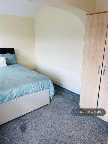 1 bedroom in a house share to rent - Photo 4