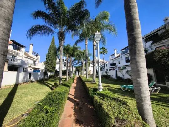 Alquiler de chalet adosado en Calle Almachar - Photo 1