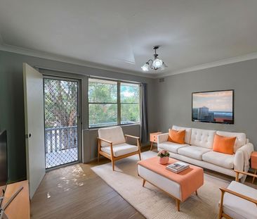 Good Size sunny 3 bedroom top floor flat available on leafy street - Photo 1