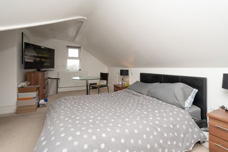 Flat 5 64 Chalk Hill - Photo 3