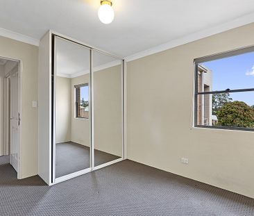 BEUTIFULLY APPOINTED MODERN 3 BEDROOM TOWNHOUSE - Photo 2