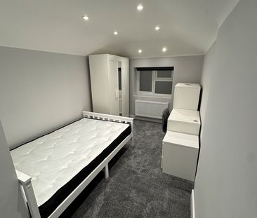 Room in a Shared House, Middle Street, SO14 - Photo 1