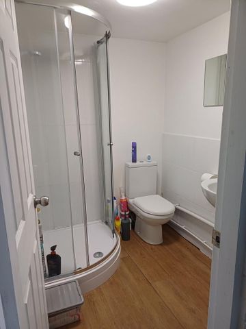 1 bedroom in a house share to rent - Photo 3