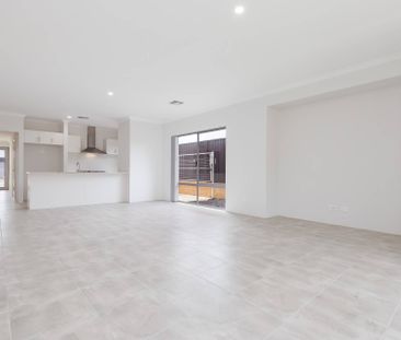 Modern Family Home - Photo 2