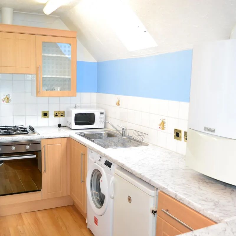 studio to rent Ladbroke Road, Redhill - Photo 1