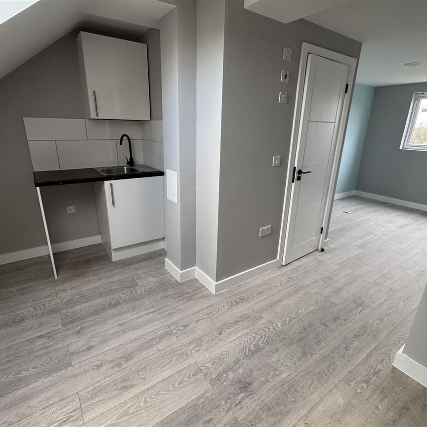 York Road, Northwood HA6, London - Photo 1