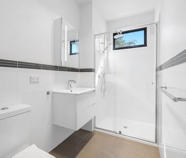 Spacious 3 Bed Townhouse with Courtyard and Secure Parking - Photo 6