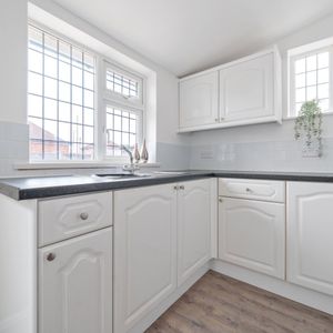 Studio Flat to rent - Barry Avenue, Bexleyheath, DA7 - Photo 2