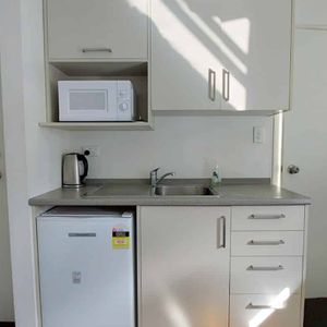 Furnished Studio Room in Hillcrest - Photo 2