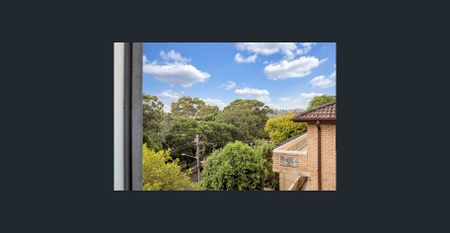 Spacious top floor unit with lock-up garage - Photo 5