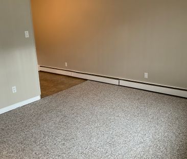 Hillcrest Manor - Photo 1