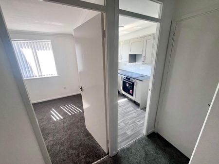 1 bedroom Flat To Let - Photo 2