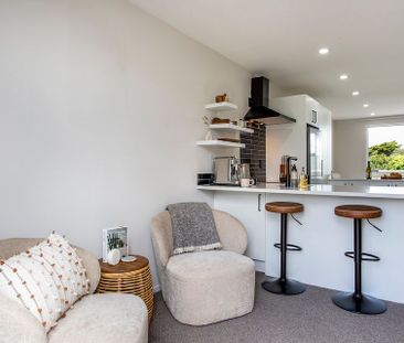 Premium beachside location, views, pool, furnished - Photo 4