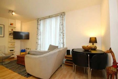 1 bedroom flat in London - Photo 3