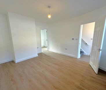 15 Spencer Close, Woking - 3 bedrooms Property for lettings - Seymours - Photo 3