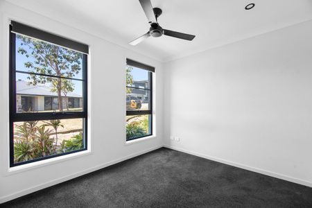 Stunning Modern 6 Bedroom Home in Coomera Waters with Pool - Photo 2