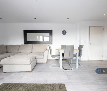 2 bedroom penthouse to rent - Photo 2