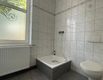 Sanierte Zweiraumwohnung mit KfZ-Stellplatz ab sofort zu vermieten - Foto 1