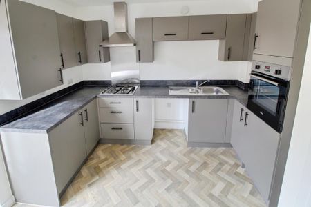 3 bedroom semi-detached house to rent - Photo 4