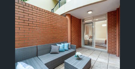 Elegant courtyard apartment in enviable location - Photo 2