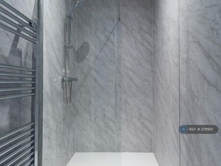 3 bedroom flat to rent - Photo 2