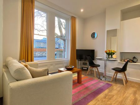 Fully furnished one-bedroom apartment on Hooper Street offers a cosy living area and the convenience of on-site parking. Ideally located a mile from Cambridge City Centre, with a pleasant walk through the green space of Parker's Piece. - Photo 2