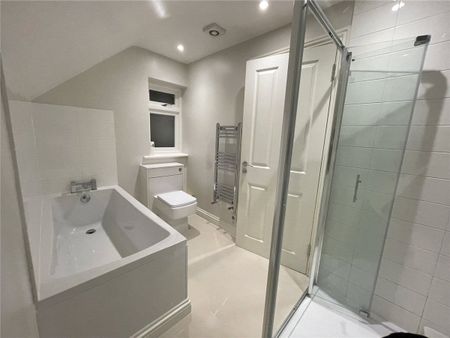 2 bedroom first floor maisonette with private patio and parking, on the High Street. - Photo 4