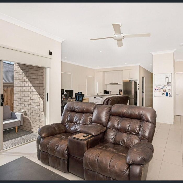 Charming and Spacious House for Rent in the Desirable Browns Plains Community! - Photo 1