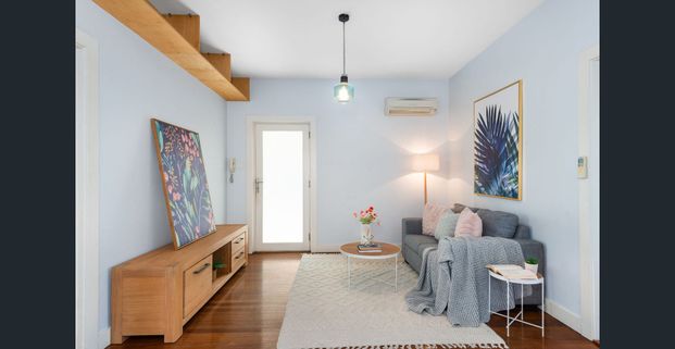 Villa-Like, Spacious and Private Sun-Kissed Garden Apartment in a Resort Style Complex, Central Location - Photo 1