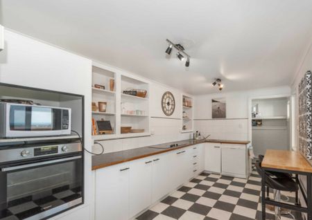 Stunning Home on The Hummock with Ocean Views - Photo 2