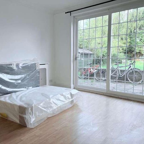 Surbiton, Surrey, KT5 - Photo 1