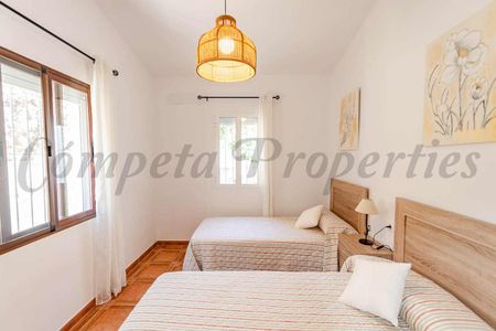 Country Property in Cómpeta, Inland Andalucia at the foot of the mountains - Photo 2