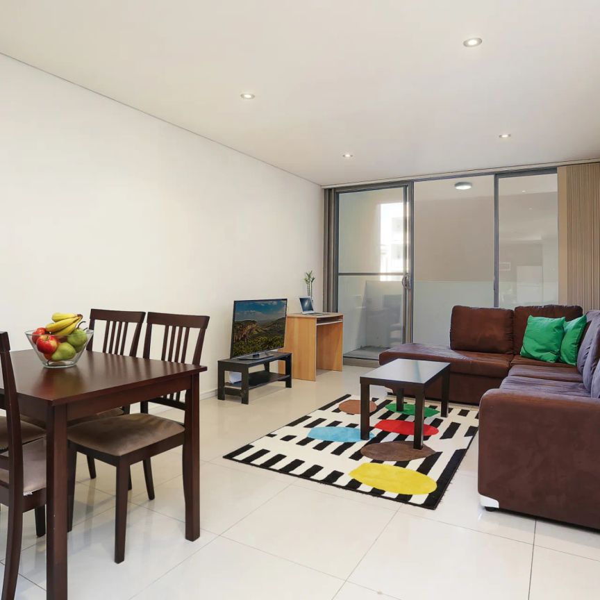 Sophisticated living in an ultra-modern complex - Photo 1