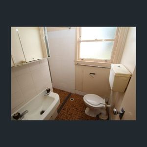 Neat and Tidy Bedsitter - Photo 2