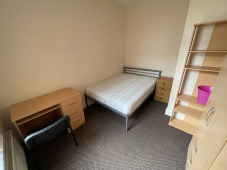 4 Bed Student Accommodation - Photo 4