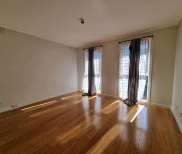 THREE BEDROOM HOME IN A GREAT POSITION! - Photo 2