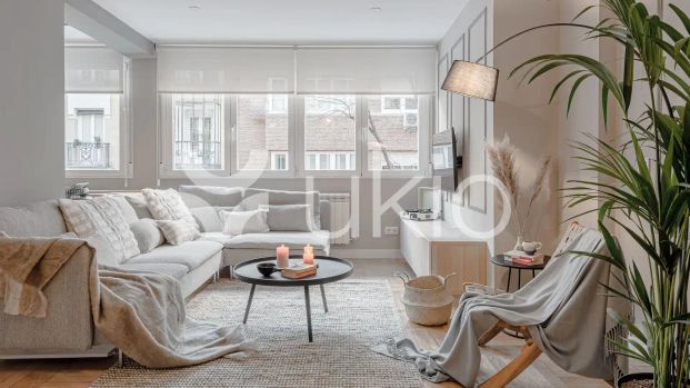 Apartamento de alquiler en Calle de Rafael Calvo, Almagro - Foto 1