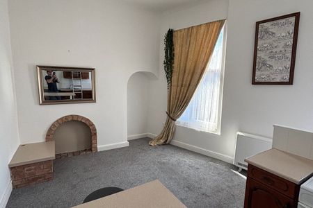 High Street - Photo 4