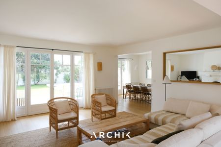 Architecture d'inspiration Basco-Landaise, cette villa typique du Pyla, se tient sur un terrain de 900 m2 et dispose d'un accès privé à la plage qui lui confère un caractère d'exception. - Photo 4