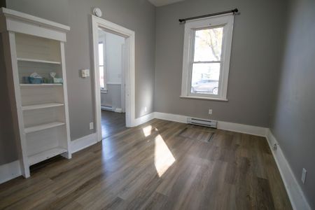 **COZY & CENTRAL** MAIN UNIT IN WESTERN HILL AVAILABLE! - Photo 4