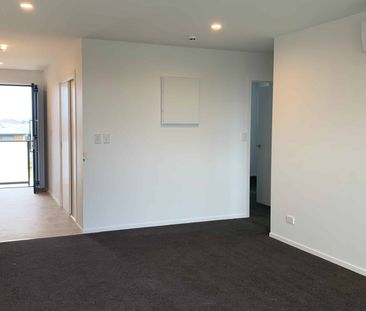 Sunny 2-bedroom upstairs apartment for rent - Photo 5