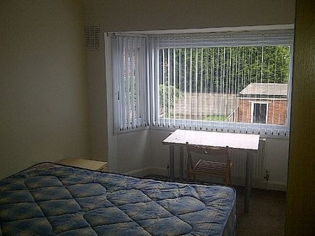 FOUR BEDROOM-2 BATHROOMS-NEWLY REFURBISHED-5 MINS FROM BCU-£80 P/W... - Photo 3