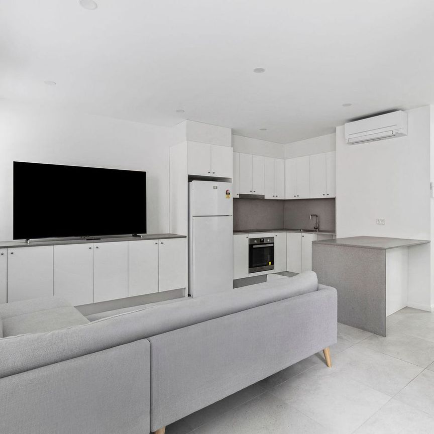 Oversized Loft-Style Apartment, Newly Renovated - Photo 1