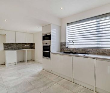 4 bedroom semi-detached house to rent - Photo 6