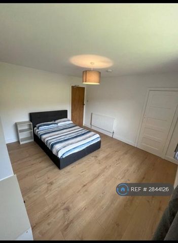 1 bedroom in a house share to rent - Photo 2