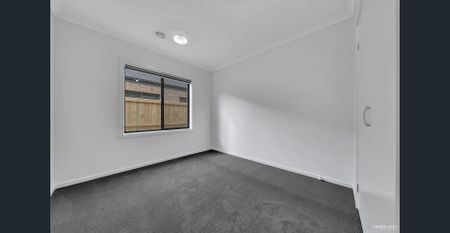 Modern 4- Bedroom Home - Photo 5