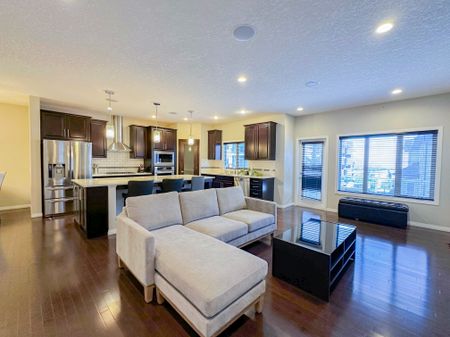 Beautiful Furnished Home With Quartz Kitchen & Fireplace In Sherwood - Photo 3