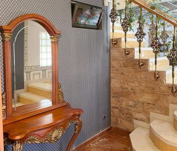 LONG TERM RENTAL. Spacious villa with 6 bedrooms for rent. - Photo 3